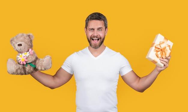 Homme surpris avec un cadeau pour la saint valentin photo d'un homme tenant un cadeau pour la saint valentin