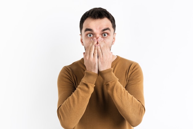 Homme surpris couvrant la bouche avec les mains