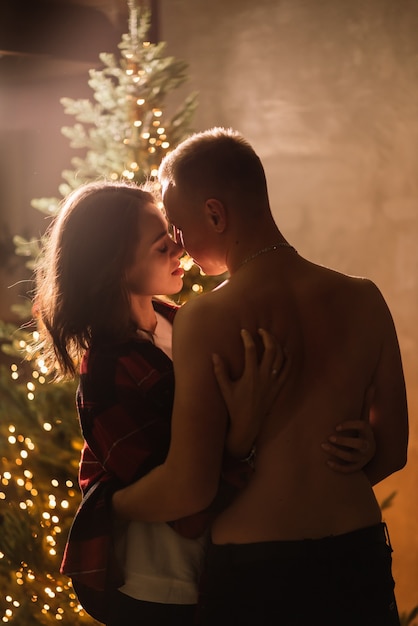Homme surprise femme pour Noël, couple d'amoureux