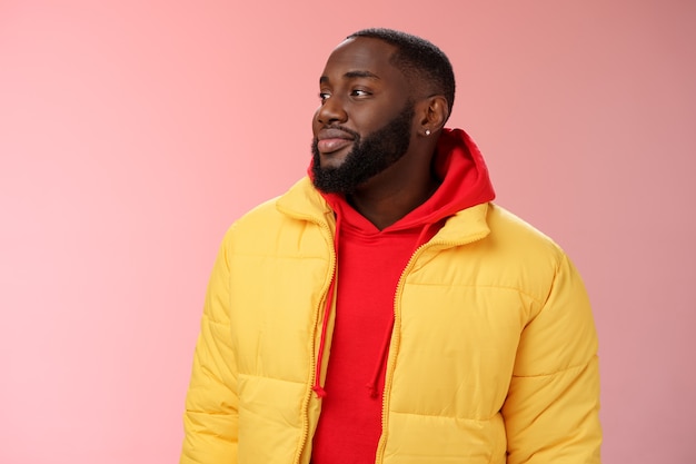 Homme avec un sweat-shirt rouge sur rose