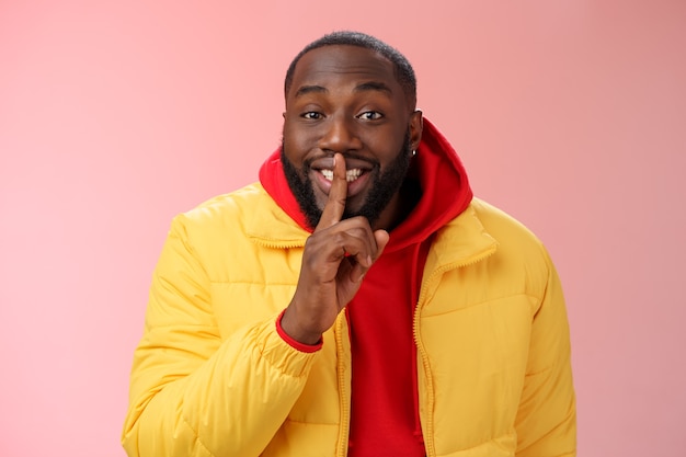 Homme avec un sweat-shirt rouge sur rose