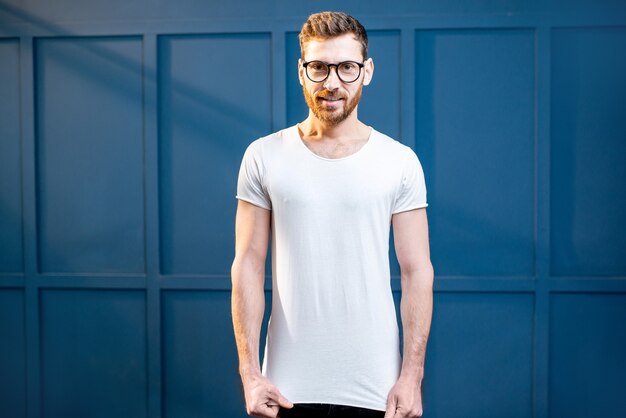 Homme en t-shirt blanc sur fond bleu