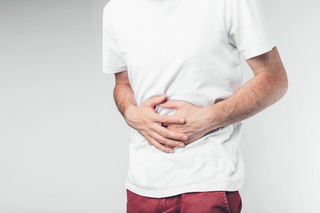 Homme en t-shirt blanc et pantalon bordeaux