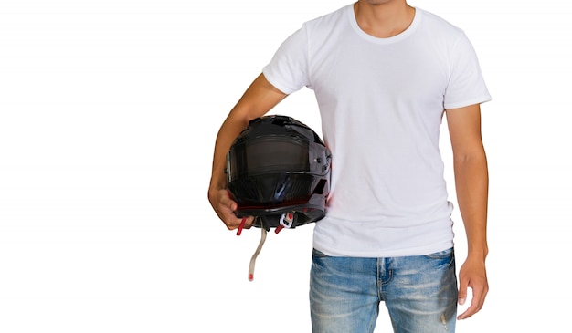 Homme en t-shirt blanc tenant un casque