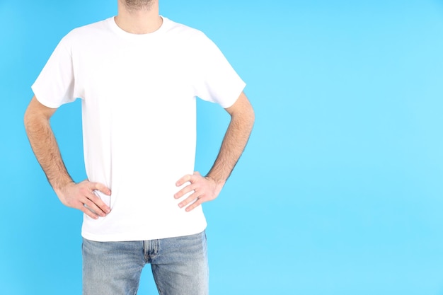 Homme en t-shirt blanc vierge sur fond bleu