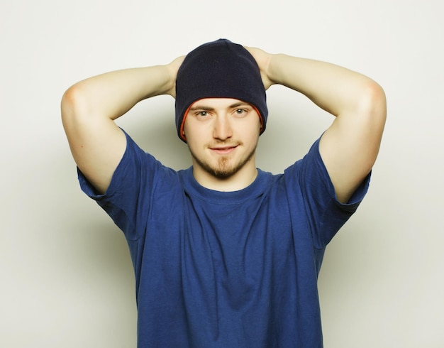 Photo un homme avec un t-shirt bleu et un chapeau bleu.