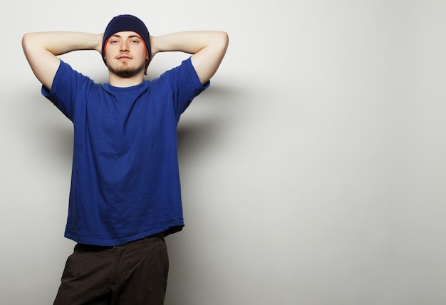 Homme en t-shirt bleu et chapeau bleu.