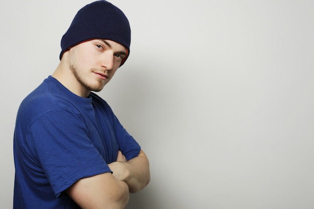 Homme en t-shirt bleu et chapeau bleu.