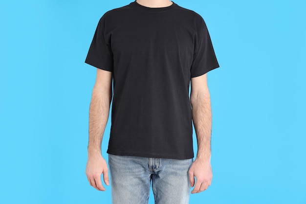 Homme En T-shirt Noir Vierge Sur Fond Bleu