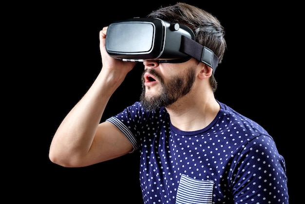 Homme en T-shirt à pois bleus portant un casque 3d de réalité virtuelle