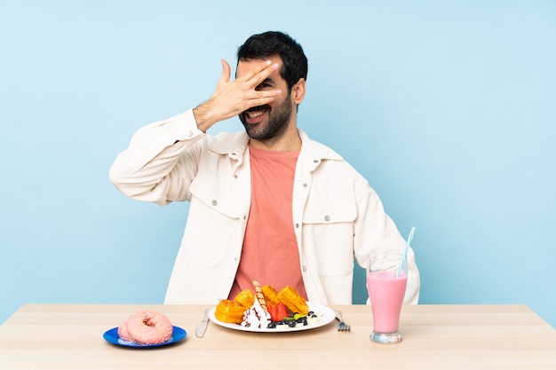 Homme, table, gaufres