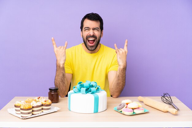 Homme, table, grand, gâteau, confection, rocher, geste