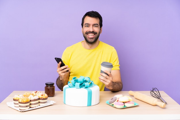 Homme, table, grand, gâteau, tenue, café, emporter, mobile