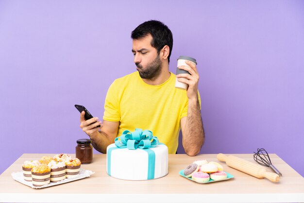 Homme, table, grand, gâteau, tenue, café, emporter, mobile