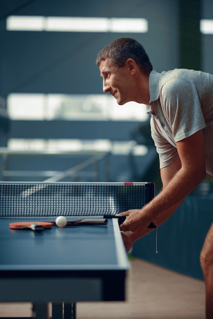 Homme à la table de ping-pong