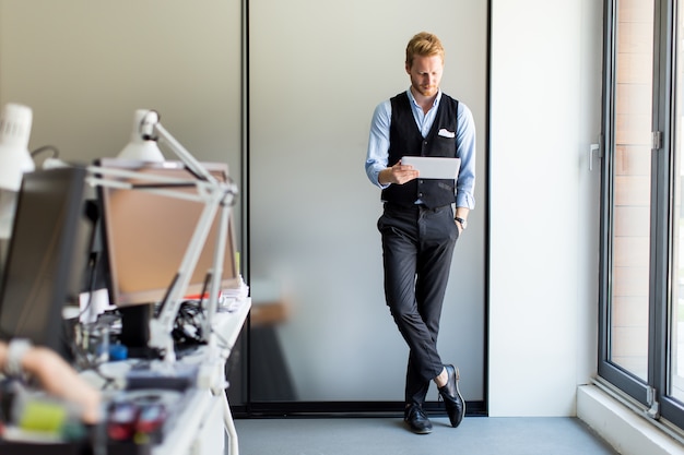 Homme avec tablette au bureau