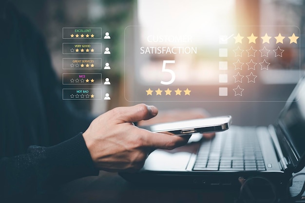 Homme tactile smartphone avec concept d'enquête de satisfaction des commentaires des clients L'utilisateur attribue une note à l'expérience de service sur le service d'application en ligne menant au classement de la réputation de l'entreprise