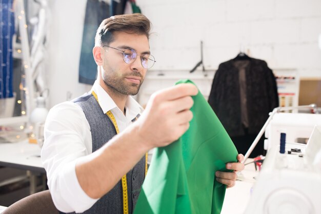 Homme tailleur à l'aide de machine à coudre