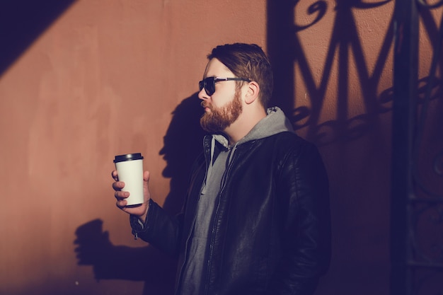 homme avec une tasse de café