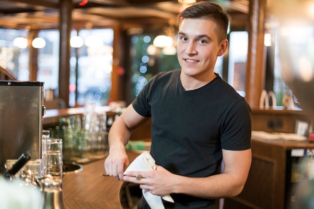 Homme avec une tasse en regardant la caméra