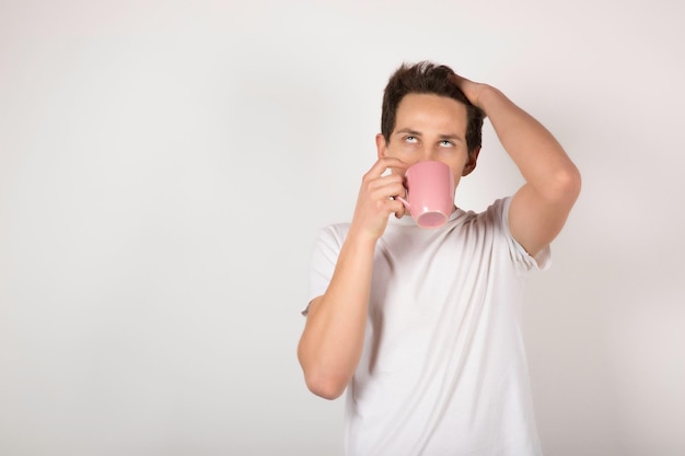 Homme avec tasse rose sur blanc