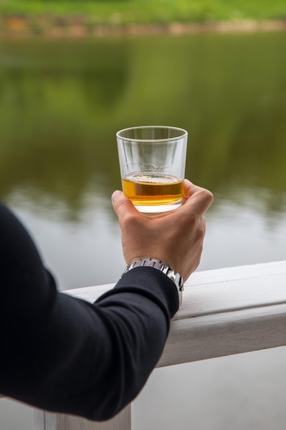 Homme et tasse de vin rouge et fond naturel mains féminines et masculines tenant des verres