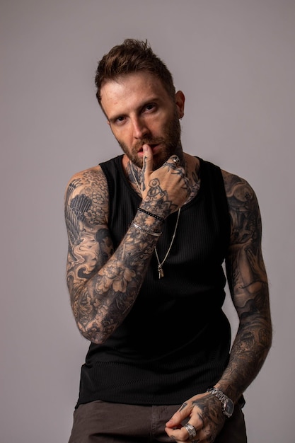 Un homme avec un tatouage sur son bras