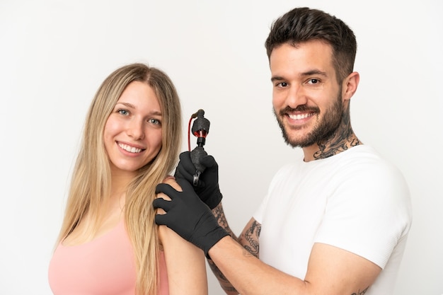 Homme Tatouant Une Fille Sur Fond Isolé