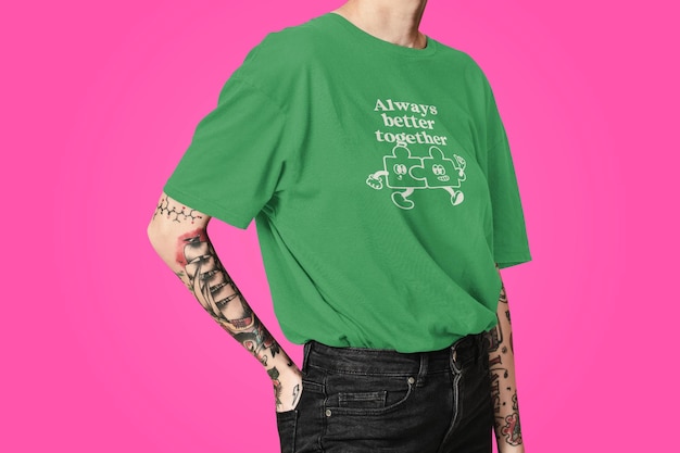 Un homme tatoué dans un t-shirt vert