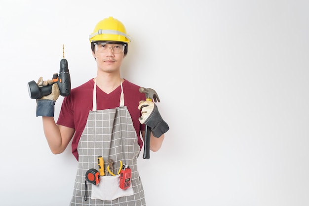 Homme technicien sur fond blanc