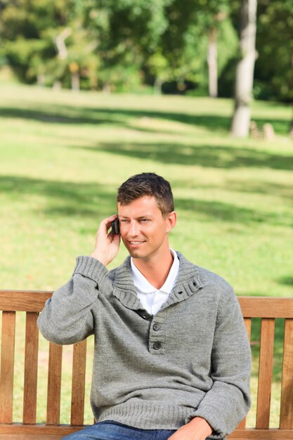 Homme téléphonant sur le banc