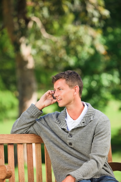 Homme téléphonant sur le banc