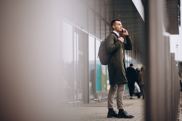 Homme avec un téléphone à l&#39;extérieur