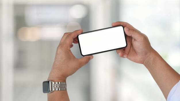 Homme et téléphone portable à écran blanc