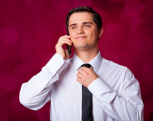 Homme avec téléphone portable sur fond rouge