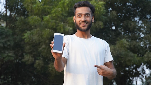 homme avec téléphone portable