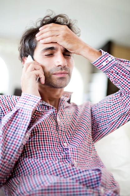 Homme sur le téléphone portable