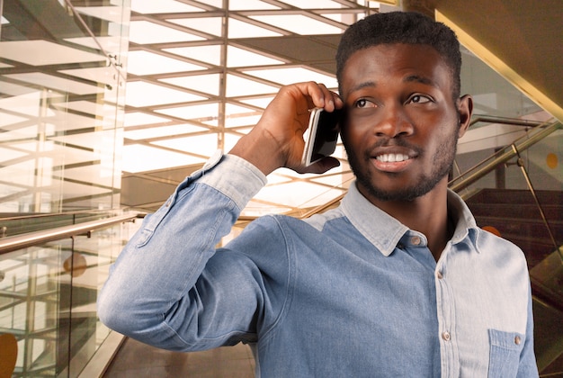 Homme avec téléphone portable