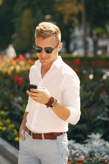 homme avec téléphone