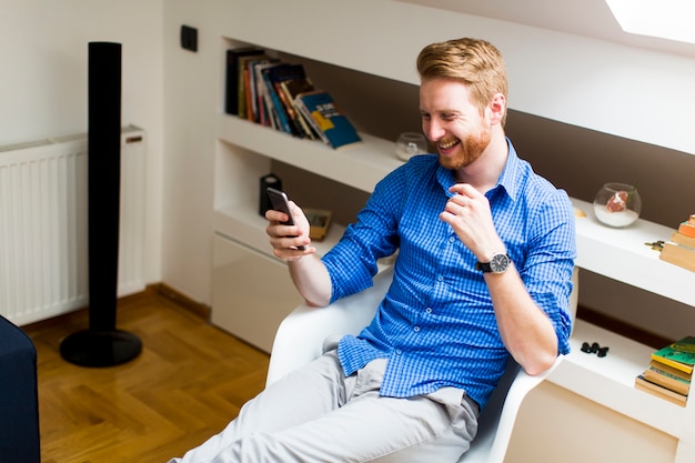 Homme avec un téléphone