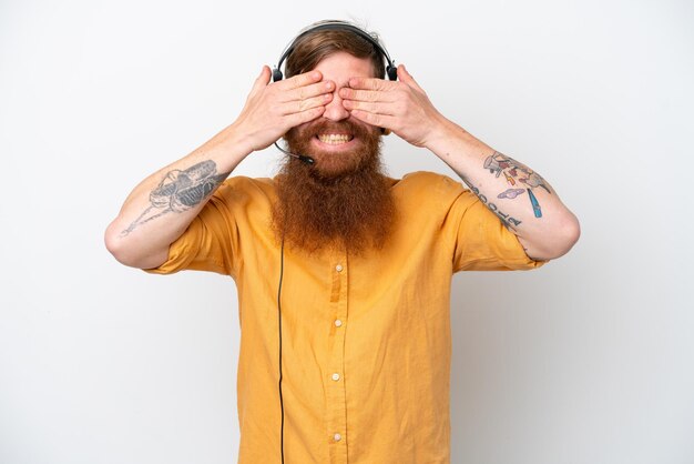 Homme de télévendeur isolé sur fond blanc couvrant les yeux par les mains