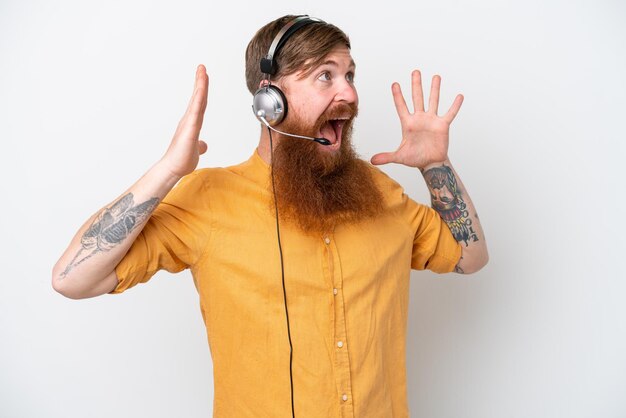 Homme de télévendeur isolé sur fond blanc avec une expression faciale surprise