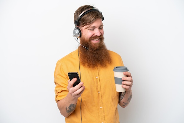 Homme de télévendeur isolé sur fond blanc tenant du café à emporter et un mobile