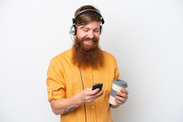 Homme de télévendeur isolé sur fond blanc tenant du café à emporter et un mobile