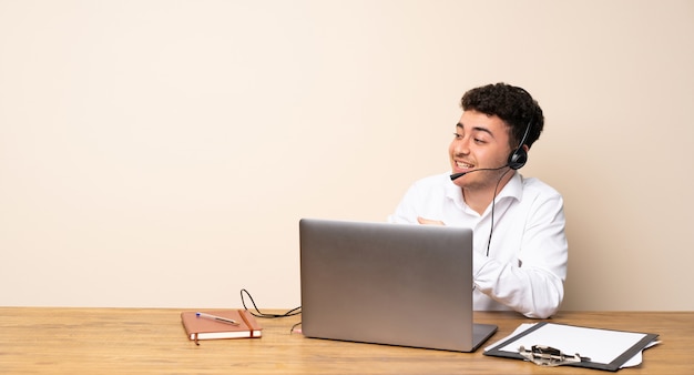 Homme télévendeur montrant un doigt sur le côté