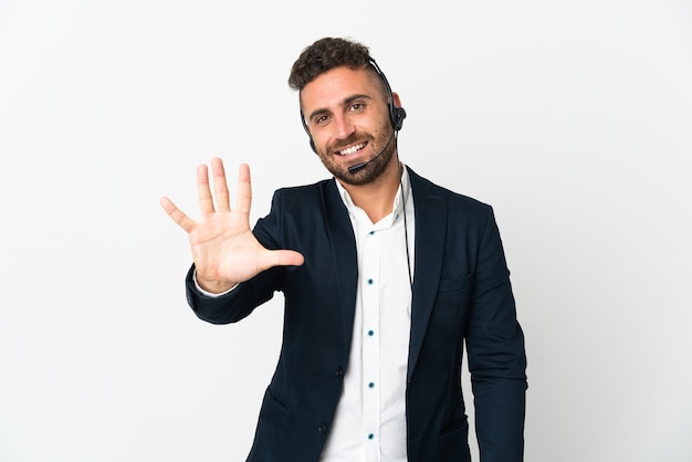 Homme de télévendeur travaillant avec un casque isolé sur fond blanc en comptant cinq avec les doigts