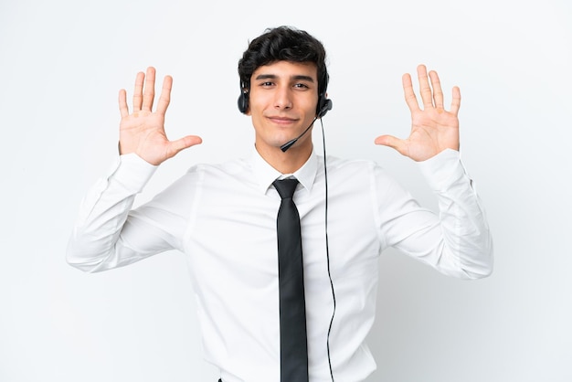 Homme de télévendeur travaillant avec un casque isolé sur fond blanc comptant dix avec les doigts