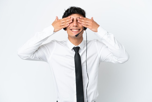 Homme de télévendeur travaillant avec un casque isolé sur fond blanc couvrant les yeux à la main