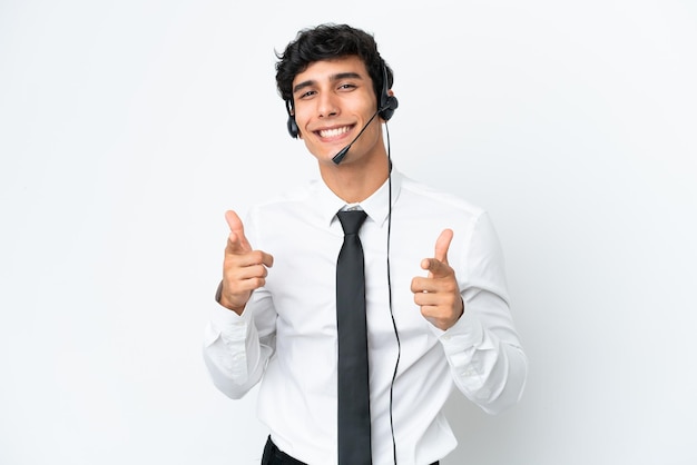 Homme de télévendeur travaillant avec un casque isolé sur fond blanc pointant vers l'avant et souriant