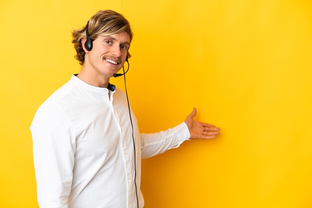 Homme de télévendeur travaillant avec un casque isolé